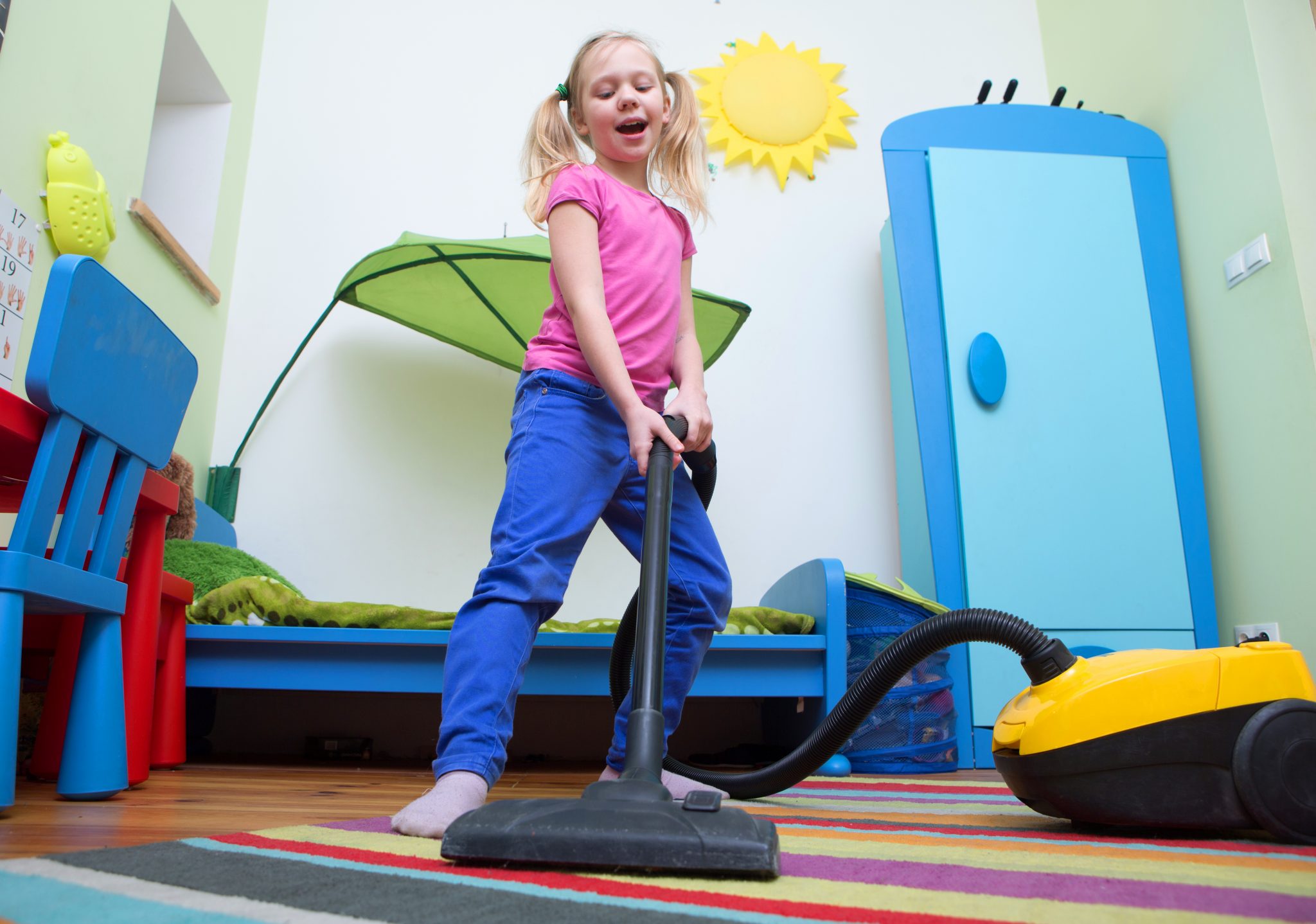 She tidy her room. Hoover the Carpet для детей. Clean up the Room. Tidy my Room. Фото tidy up.