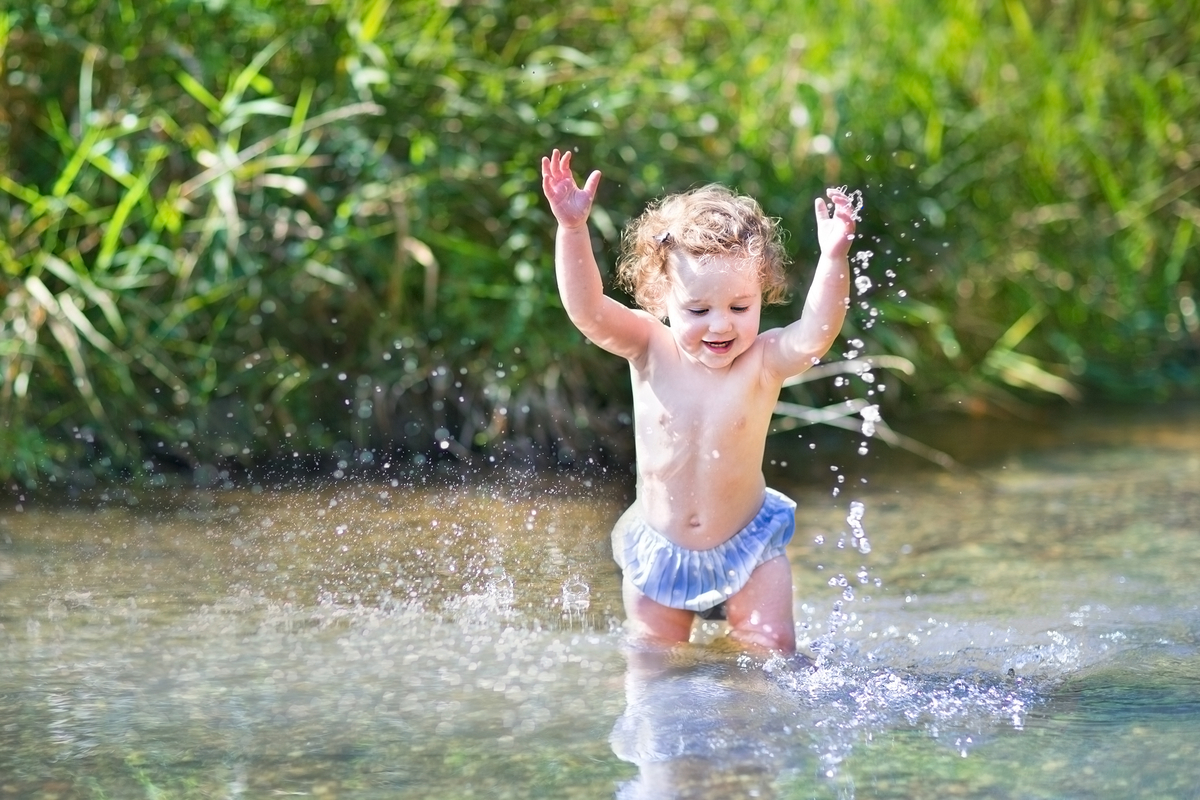 Kleinkind im Teich