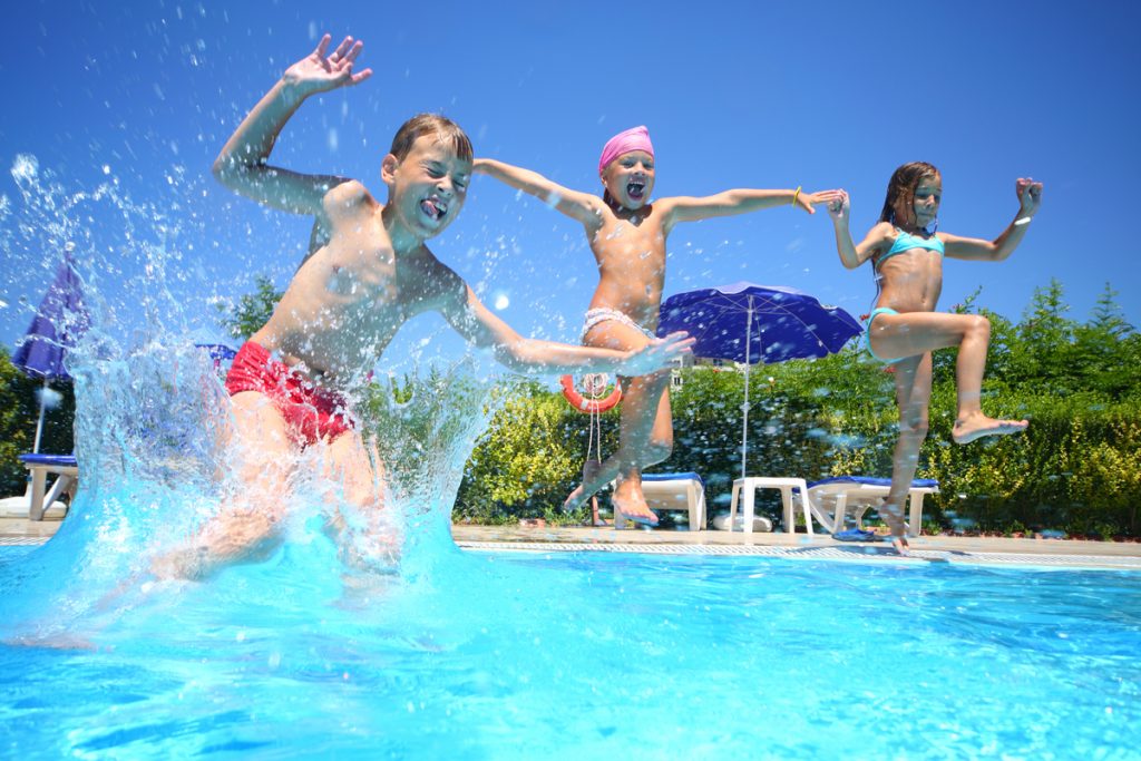 kinder im schwimmbad