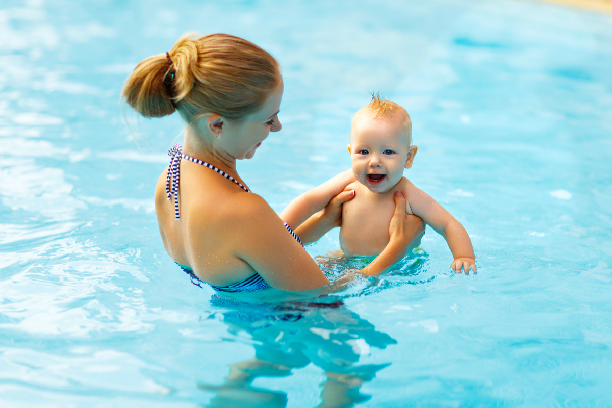 Mutter mit Baby im Wasser