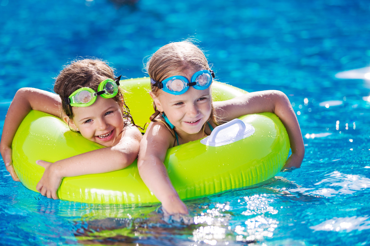 Kinder im Schwimmreifen