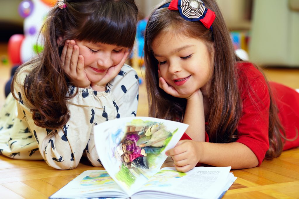 mädchen beim lesen