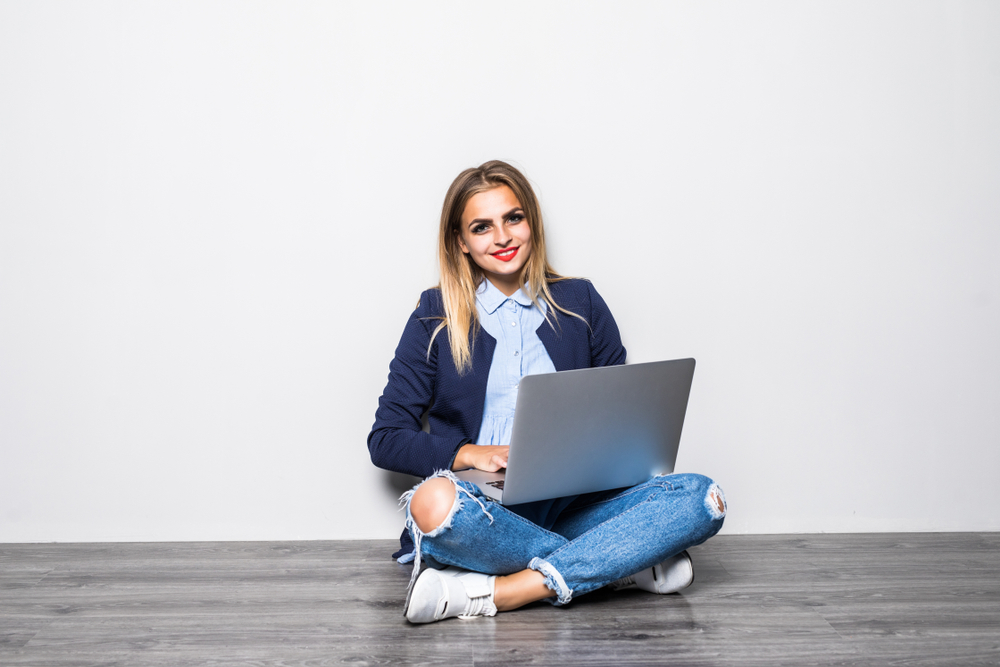 Junge Frau mit Laptop