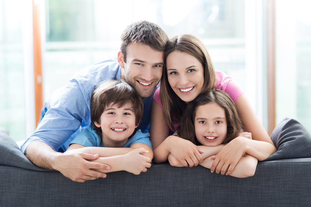 Junge Familie auf Sofa