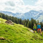 AlpenParks: Familie wandert auf der Alm im Salzburger Land.