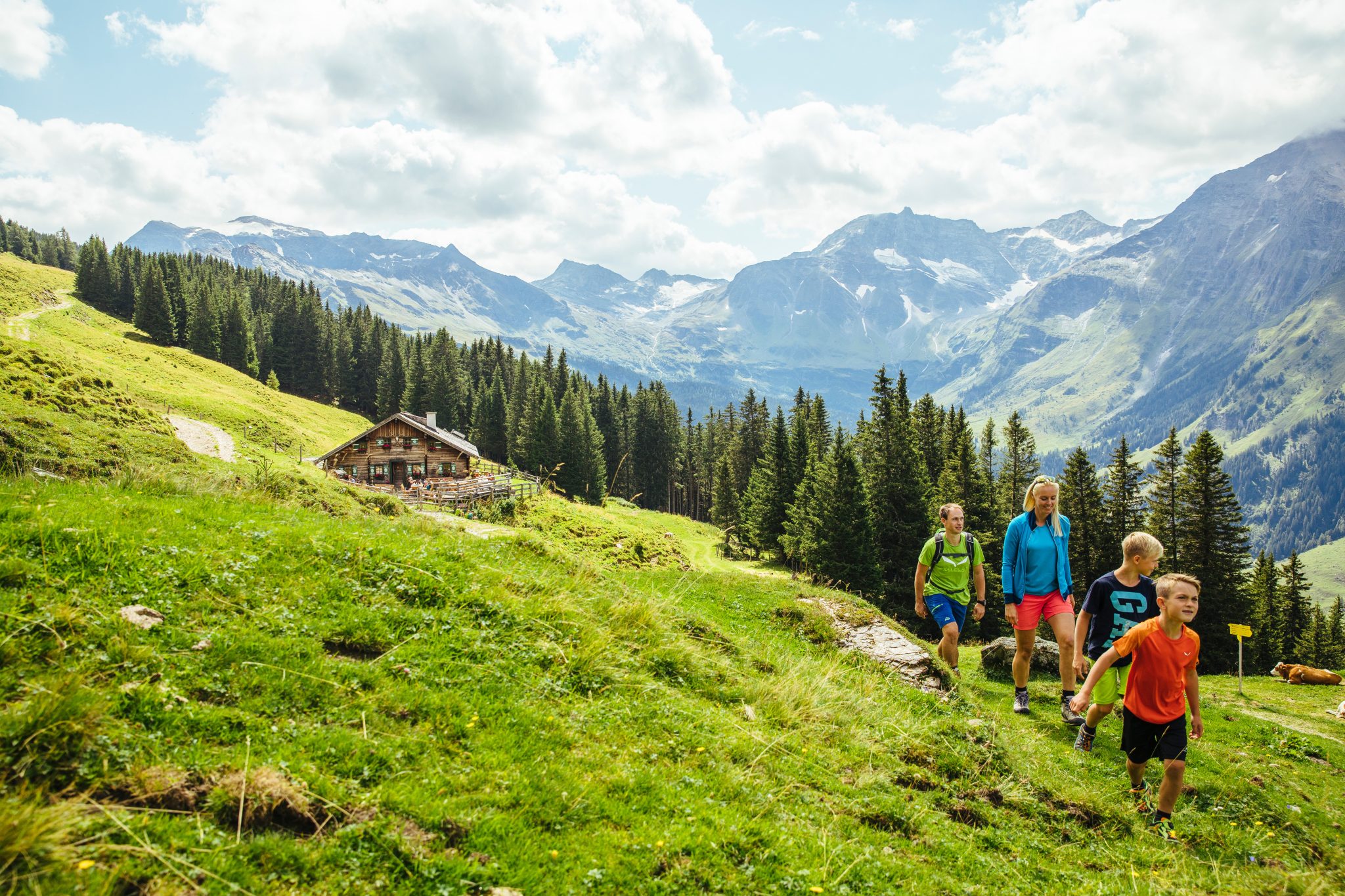 AlpenParks: Familie wandert auf der Alm im Salzburger Land.