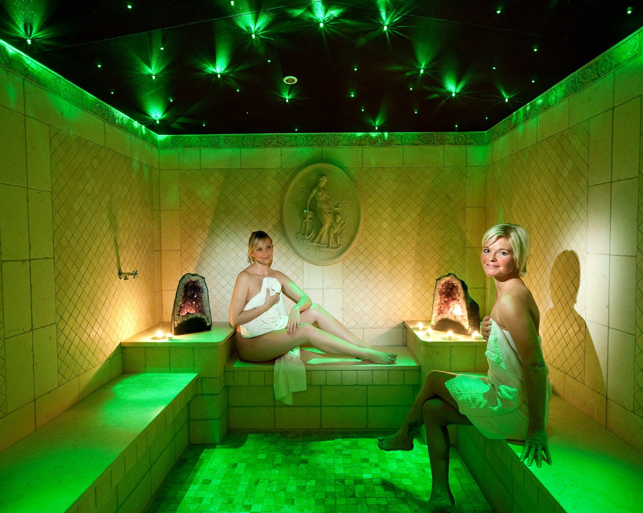 frauen_in_sauna_hotel_alpina