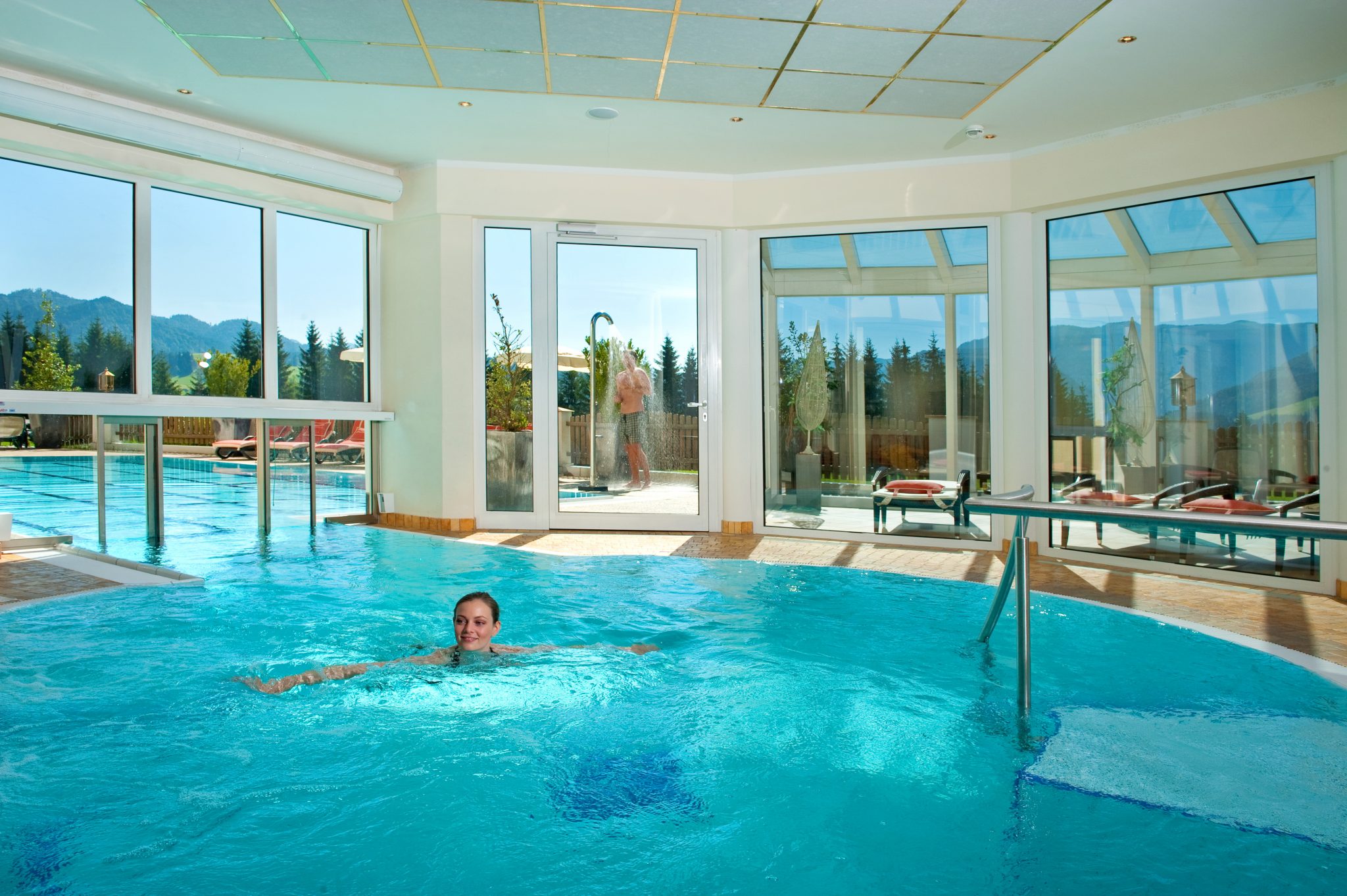 indoorpool_mit_aussicht_hotel_alpina