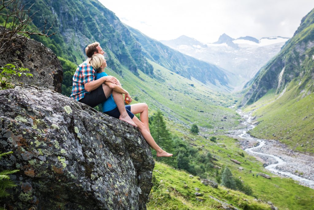 paerchen_geniesst_den_traumhaften_ausblick_wildkogel_arena