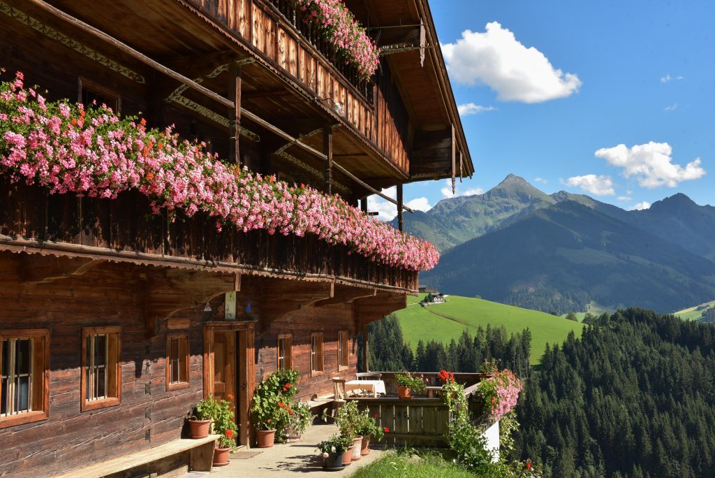 Alpbachtal: Originelle Bauernhöfe mit buntem Blumenschmuck und urige Almen gehören zum unverwechselbaren Landschaftsbild.