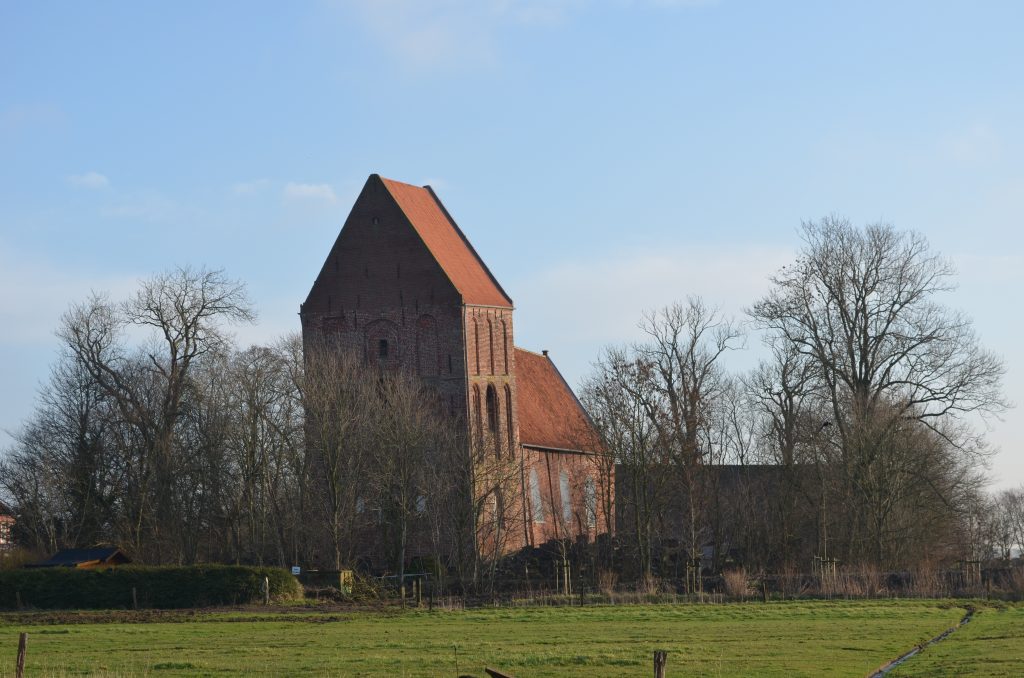 Schiefer_Kirchturm_i~ostfriesland.de