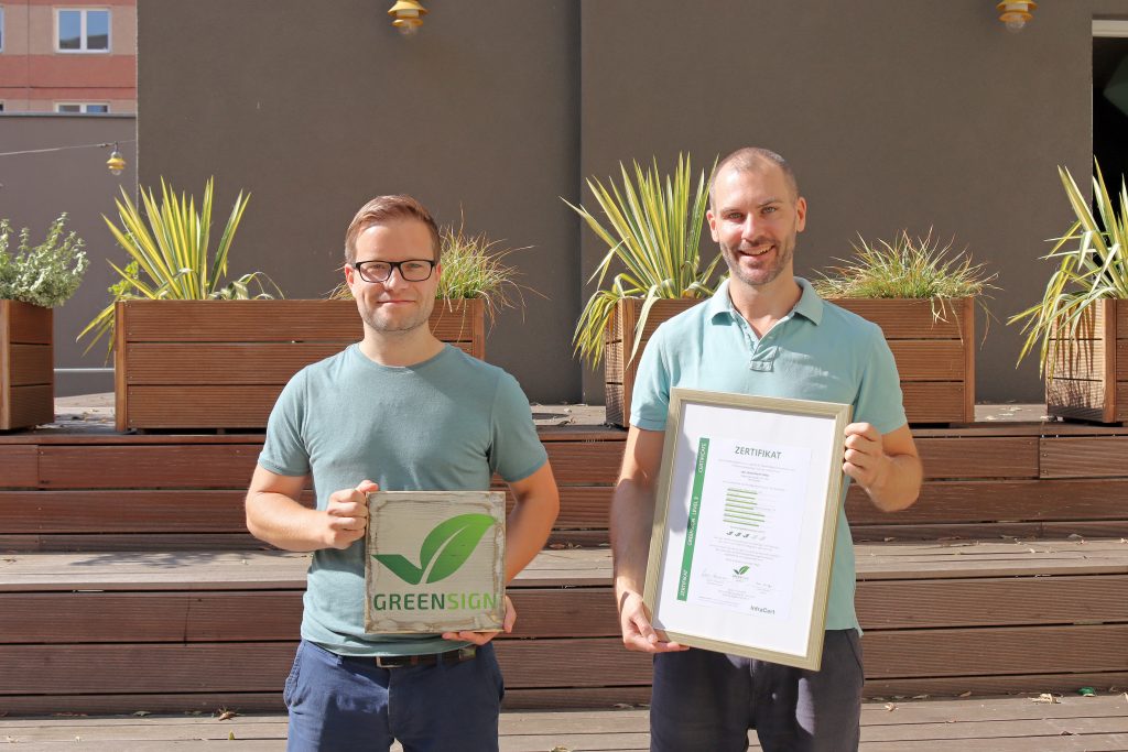 Philipp Winter (CMO) und und Matthias Ernst (Head of offline Marketing) freuen sich über das Nachhaltigkeitssiegel "Greensign" für die a&o Hostels.