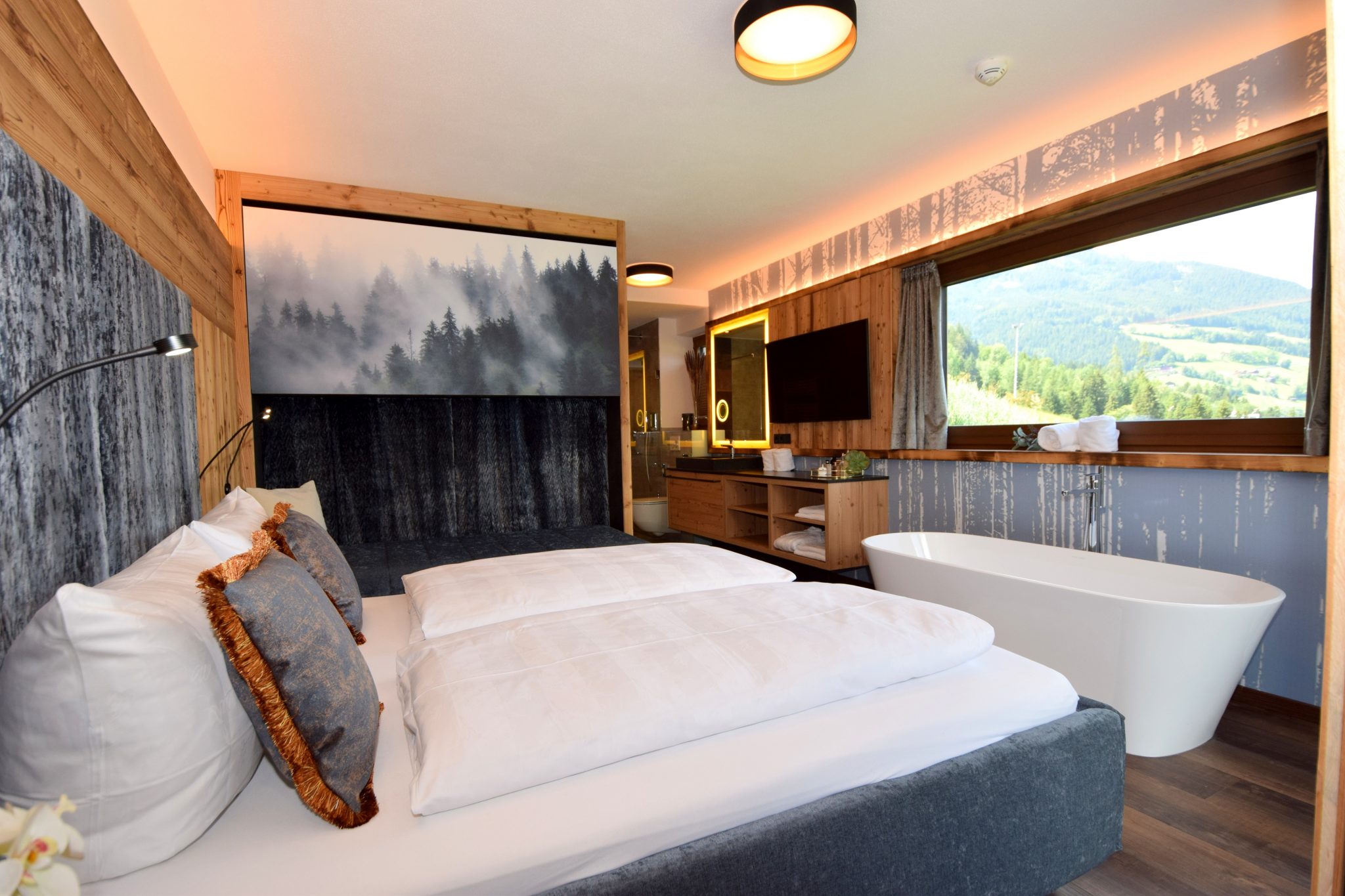 doppelbettzimmer_mit_freistehender_badewanne_und_traumhaftem_ausblick_chalets_apartments_wachterhof