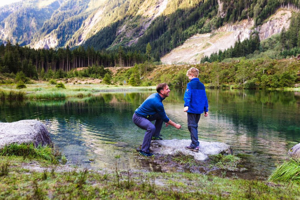 vater_und_sohn_erkunden_die_natur_wildkogel_arena