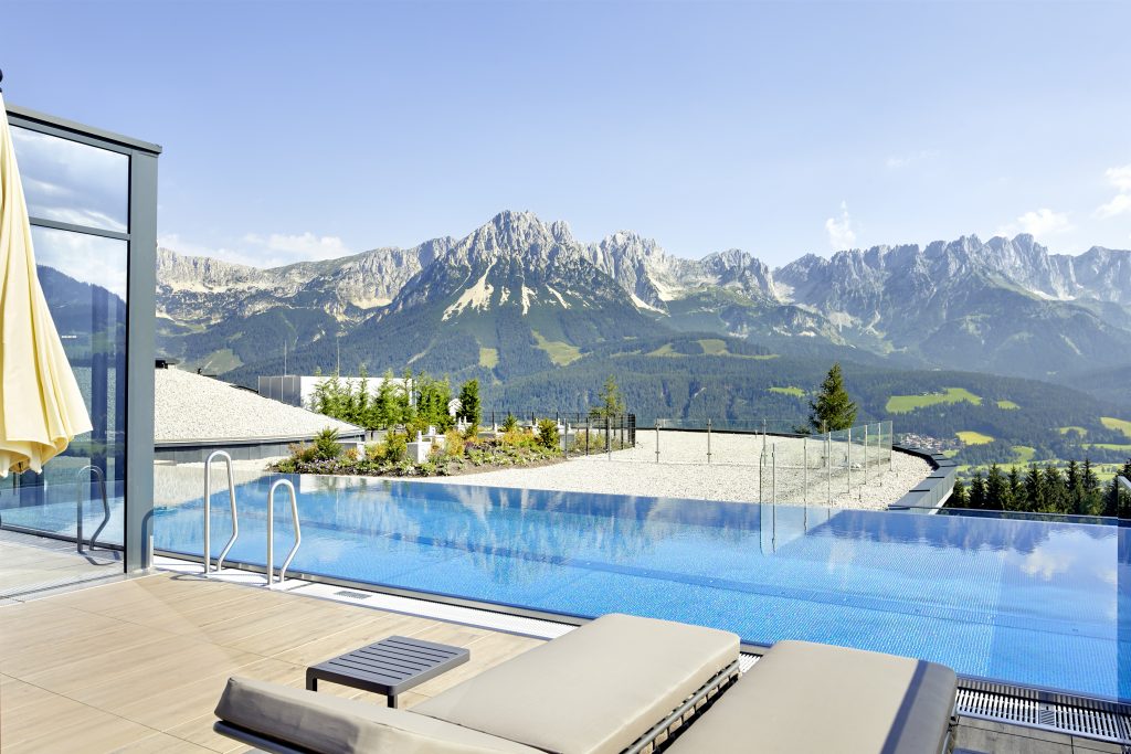 Absolutes Highlight der großzügigen Erweiterung des Wellnessbereichs des 5*S Hotel Kaiserhof Ellmau mit Fitnessstudio, neuen Saunen und Panoramaruhezonen ist dabei der 18 Meter langer Unlimited Mountain Pool über den Dächern des Kaiserhofs, der mit 360¡Blick auf das Wilde Kaiser Massiv, die Kitzbüheler Alpen und das Inntal begeistert.