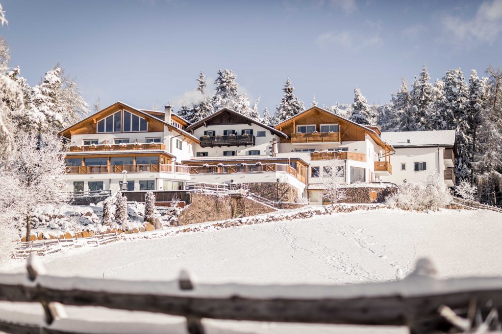 ansicht_der_hotelanlage_im_winter_hotel_tann