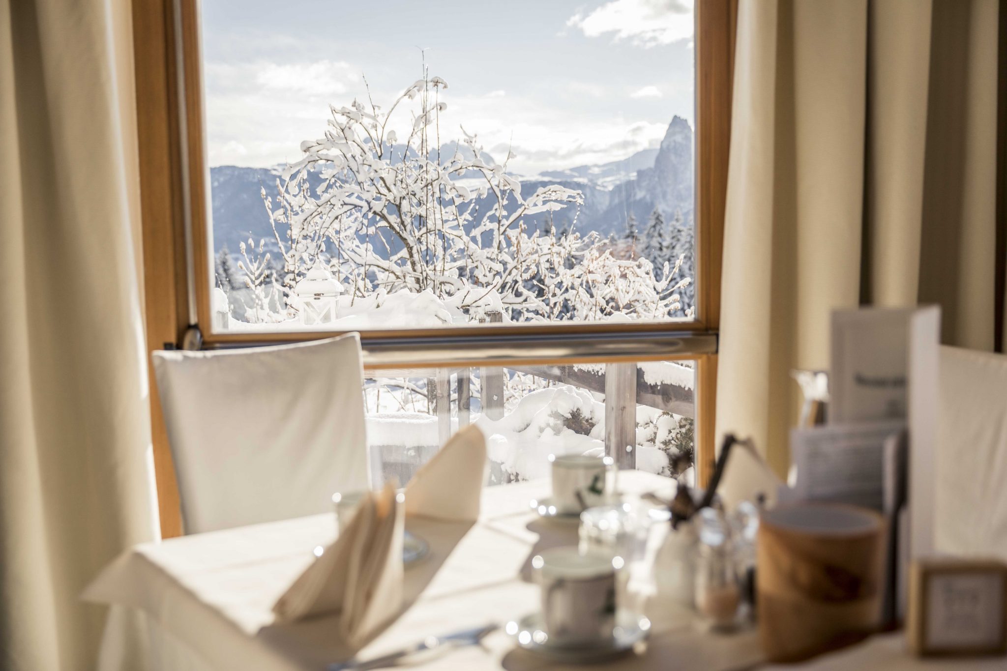 blick_in_die_winterlandschaft_beim_fruehstueck_hotel_tann