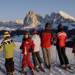 familie_beim_skifahren_tirler-dolomites_living_hotel