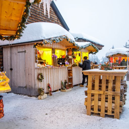 liebevoll_gestaltete_huetten_bei_der_rauschbergweihnacht_ruhpolding_tourismus_gmbh