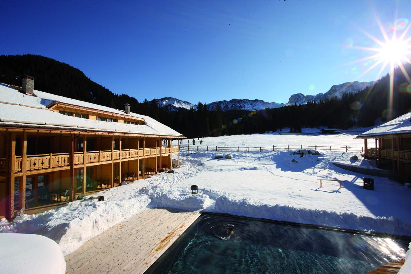 outdoorpool_im_winter_tirler-dolomites_living_hotel