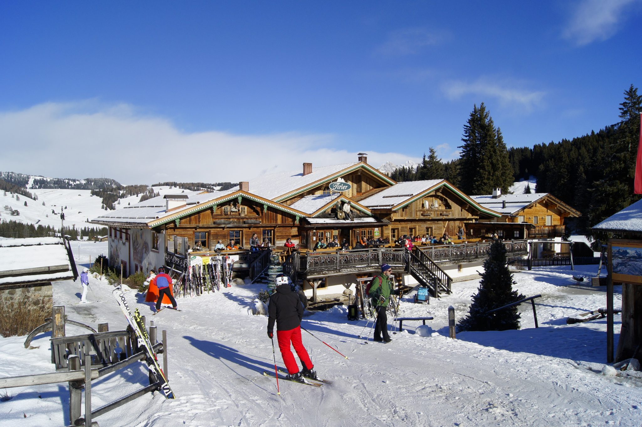 skifahrer_bei_der_einkehr_tirler-dolomites_living_hotel