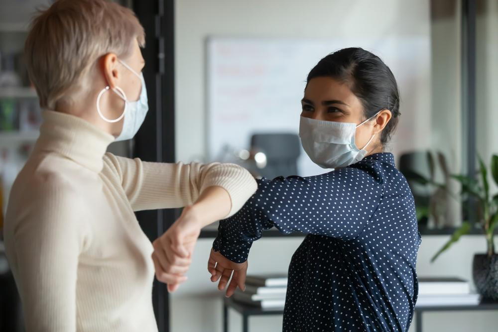 Arbeitskolleginnen mit Maske