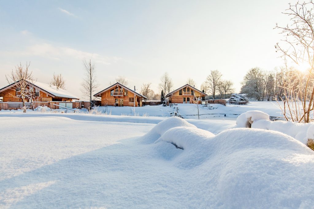 chalets_in_verschneiter_landschaft_bayern_chalets