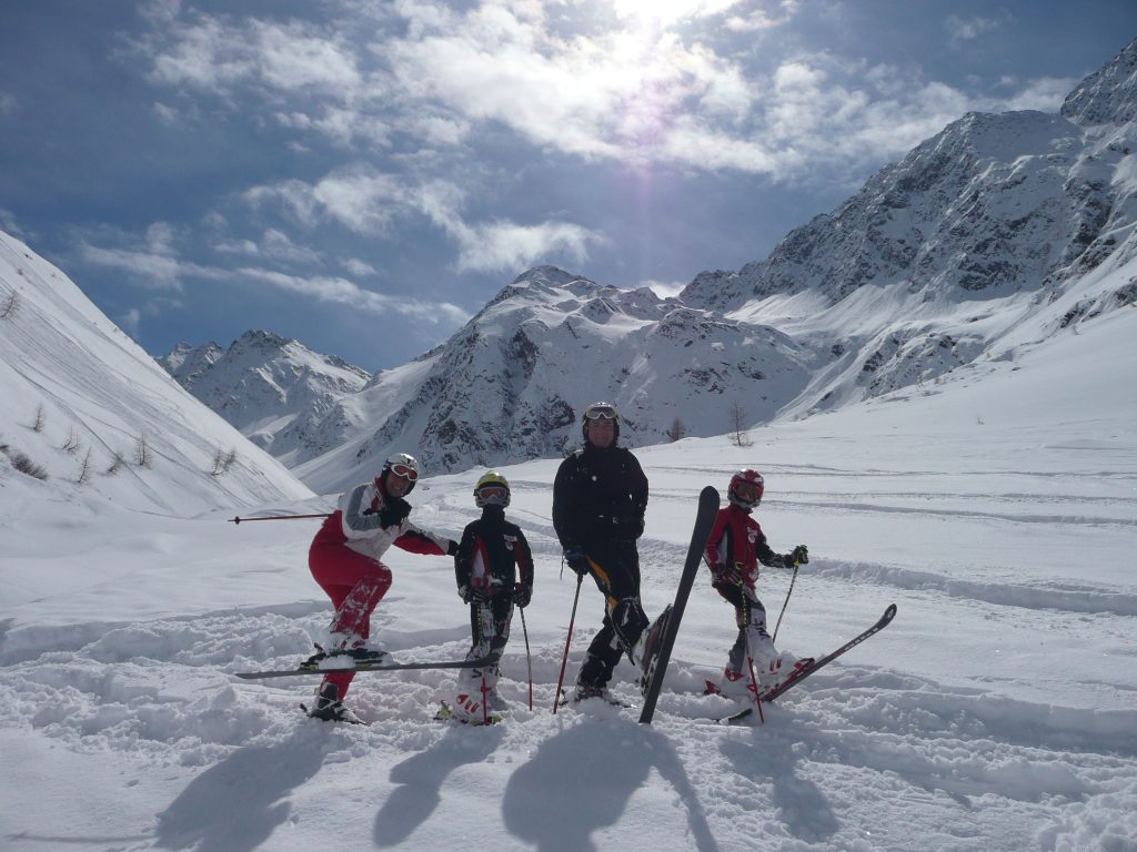 familie_beim_skifahren_c_peter_leitner_alpengasthof_zollwirt