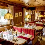 restaurant_mit_gedeckten_tischen_alpengasthof_zollwirt