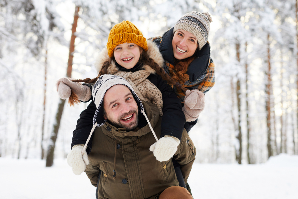 Familie im Winterwald