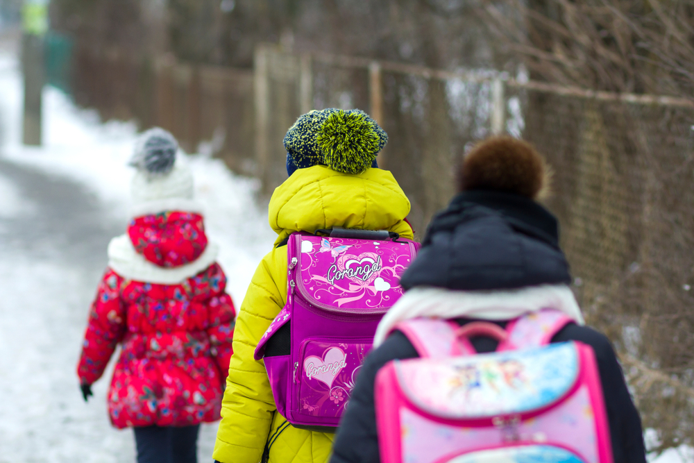 Kinder am Schulweg im Winter