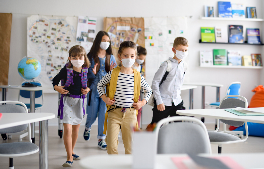 Kinder mit Maske in der Schule