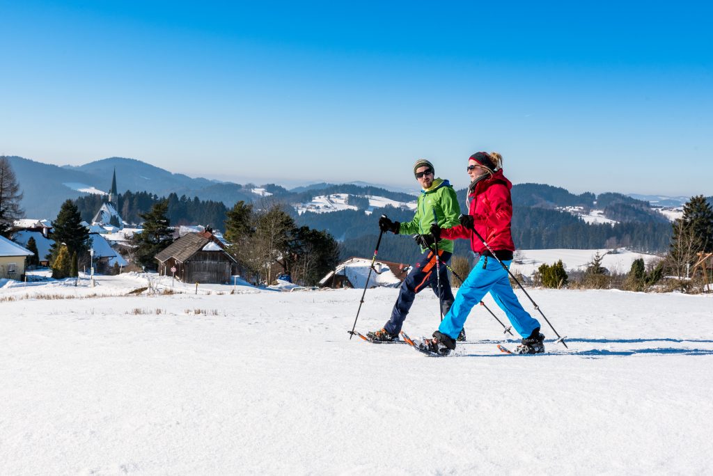 Schneeschuhwandern in der sanften Winterhügelwelt Mühlviertel.