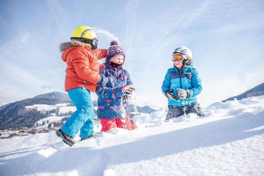 kinder_haben_spass_im_schnee_c_rotwild_olang