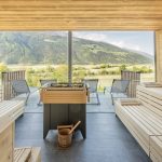 sauna_mit_panoramafenster_im_sommer_wanderhotel_vinschgerhof