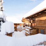 winterlicher_blick_auf_ein_chalet_c_www.studiowaelder.com_alpzitt_chalets