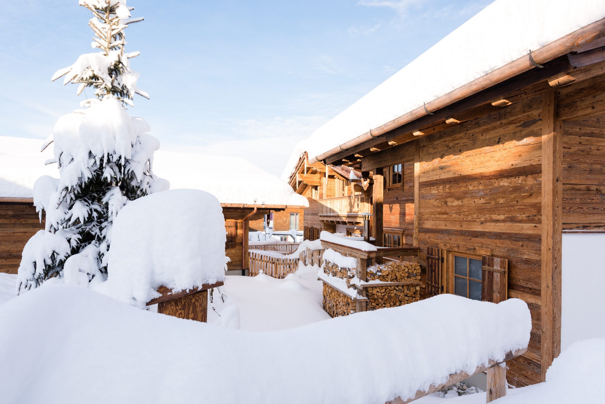 winterlicher_blick_auf_ein_chalet_c_www.studiowaelder.com_alpzitt_chalets