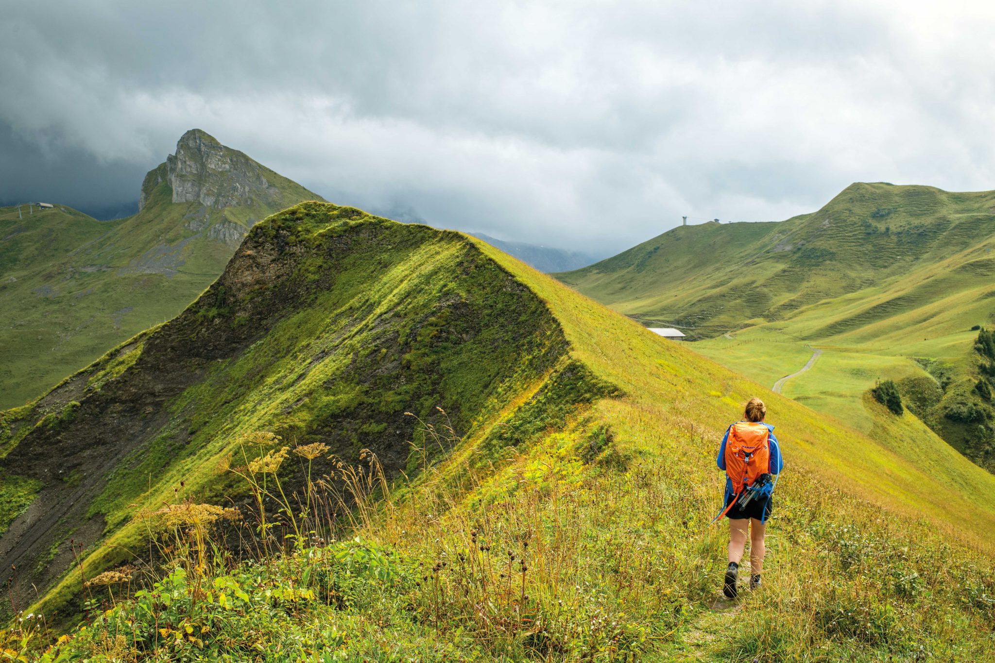 eurohike-wanderreise-baerentrek-hahnemoospass-wanderer-c-schweiz-tourismus