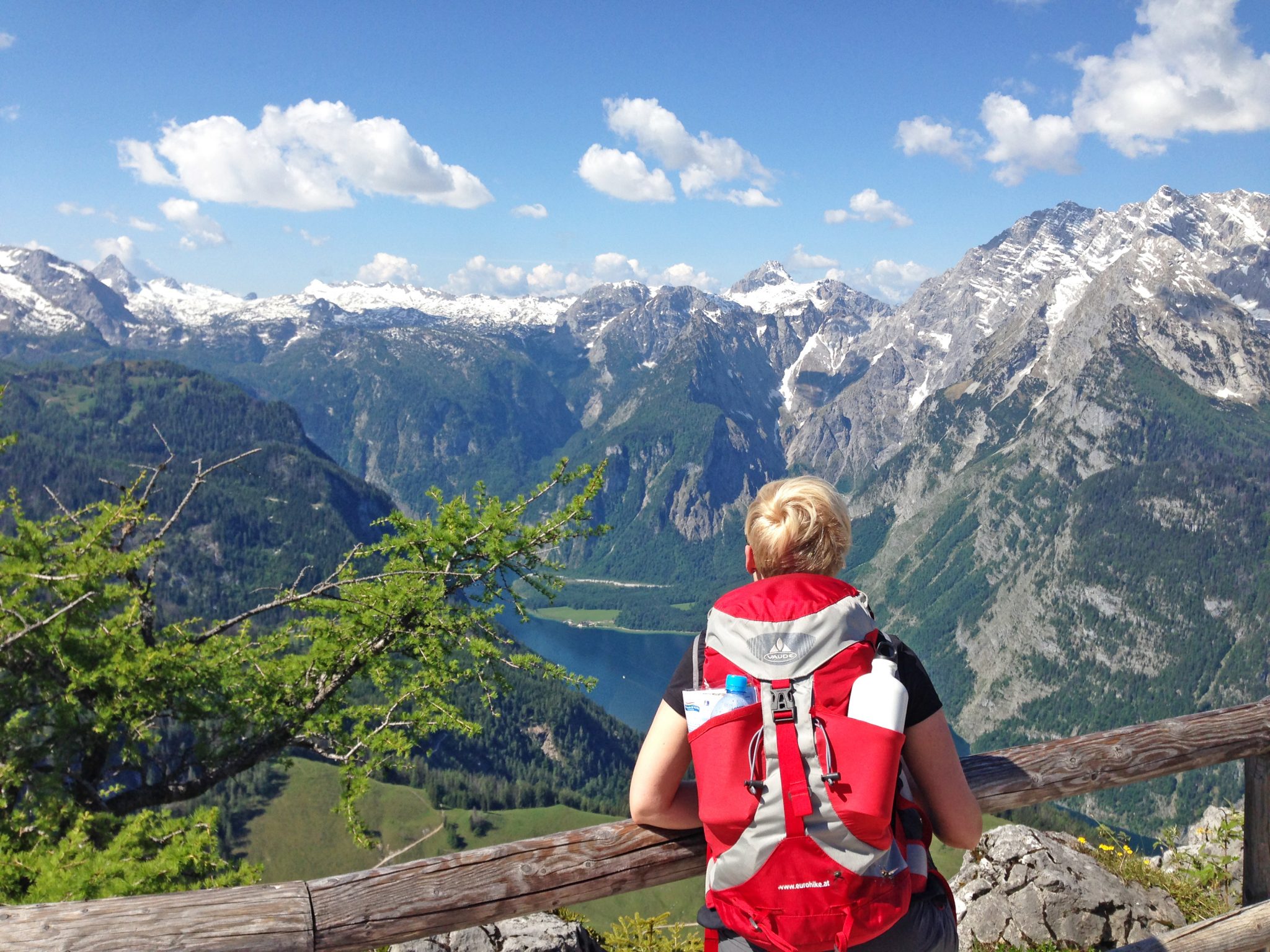 eurohike-wanderreise-bayerische-und-salzburger-alpen-ausblick-koenigssee-wanderer