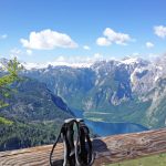 eurohike-wanderreise-bayerische-und-salzburger-alpen-ausblick-koenigssee-wanderstoecke