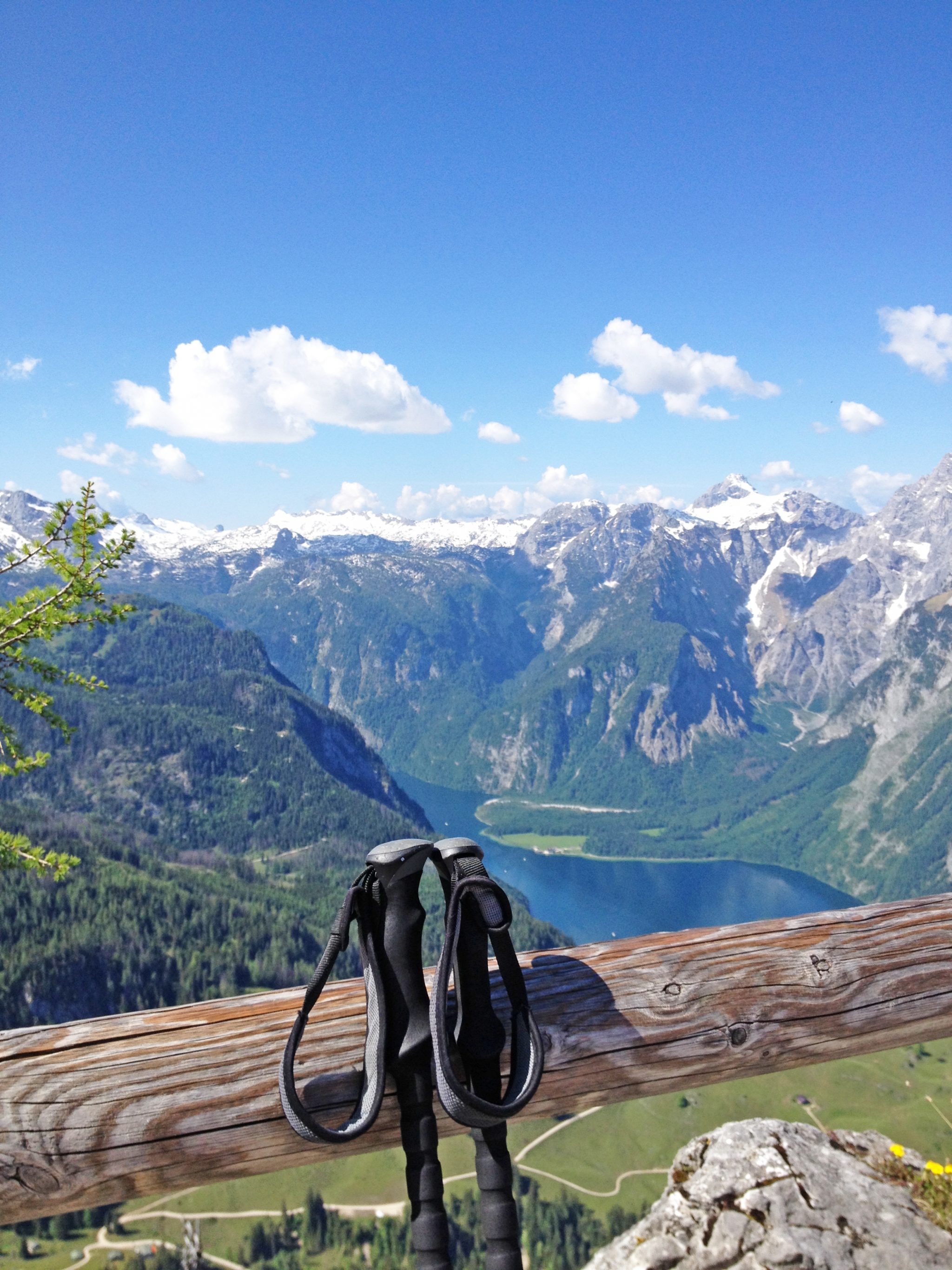 eurohike-wanderreise-bayerische-und-salzburger-alpen-ausblick-koenigssee-wanderstoecke