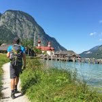 eurohike-wanderreise-bayerische-und-salzburger-alpen-koenigssee-st-bartholomae-ausblick-wanderer