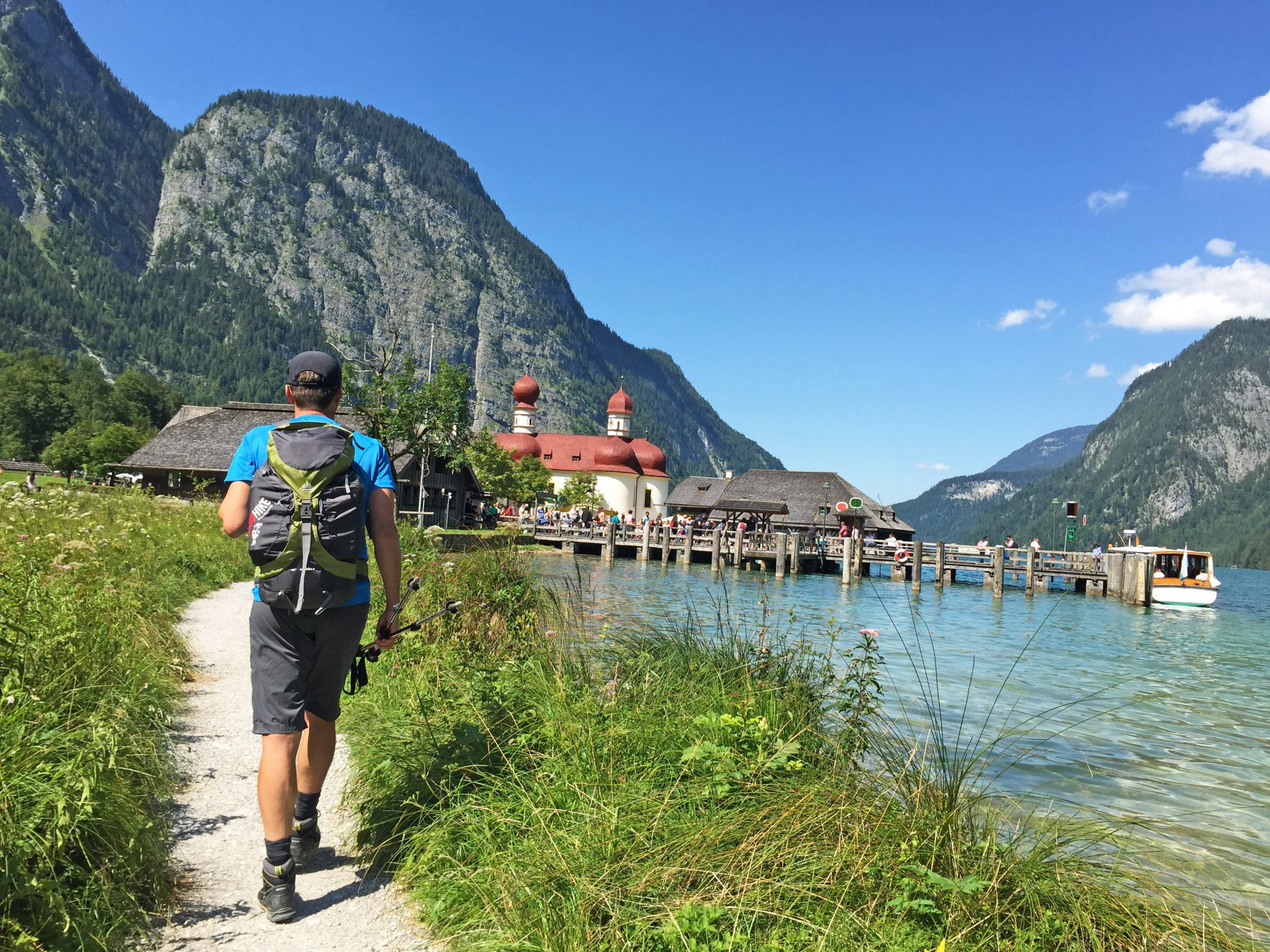 eurohike-wanderreise-bayerische-und-salzburger-alpen-koenigssee-st-bartholomae-ausblick-wanderer