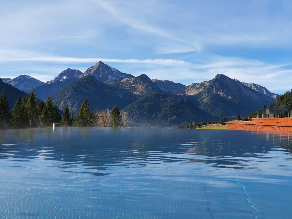 panorama-ausblick_vom_outdoorpool_hotel_bergblick