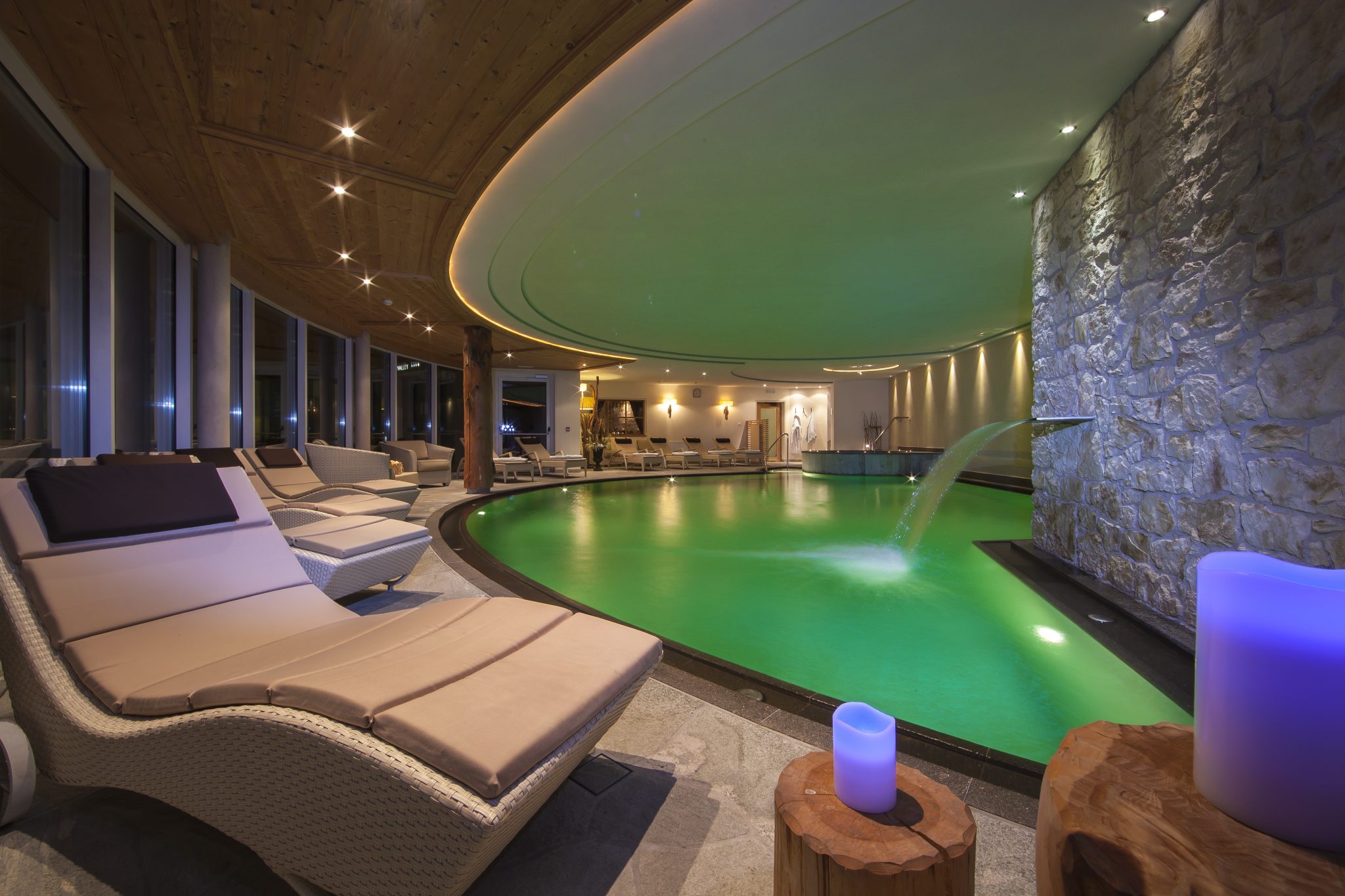 ruheliegen_am_indoorpool_c_klaus_peterlin_hotel_sun_valley