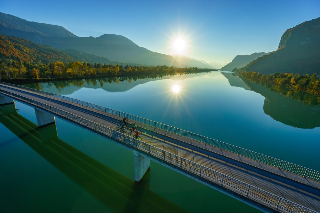 Die Leser des renommierten deutsche Bike&Travel Magazins haben den Drauradweg, der sich gr§tenteils entlang der Drau durch Krnten bis an die kroatisch-slowenische Grenze schlngelt, als einen der beliebtesten Flussradwege in Europa ausgewhlt.