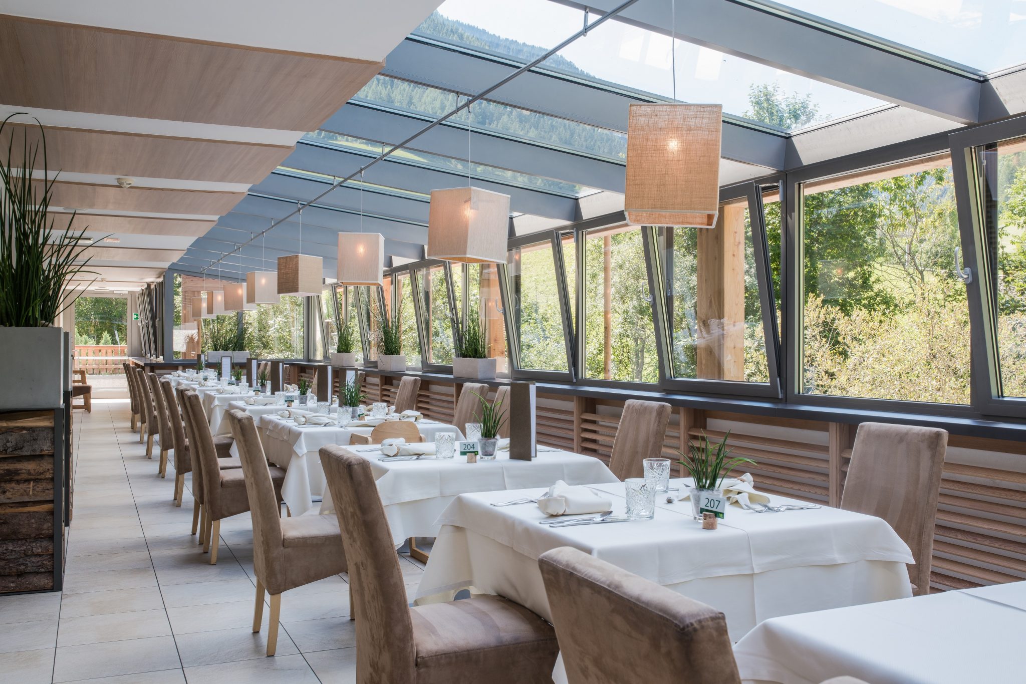 gourmetkueche_im_lichtdurchfluteten_restaurant_geniessen_naturhotel_rainer.