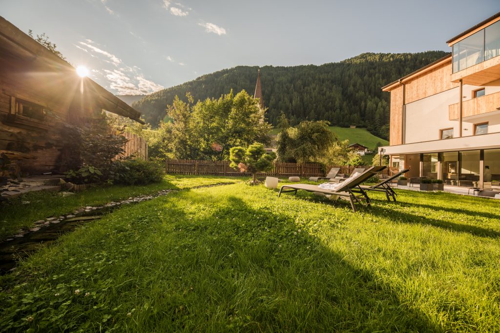 liegewiese_im_sommer_naturhotel_rainer