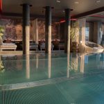 die_letzten_sonnenstrahlen_am_indoor-pool_geniessen_c_angerhof