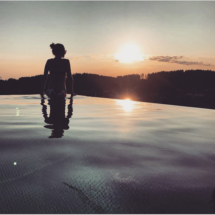 frau_geniesst_den_sonnenuntergang_im_sky-infinity-pool_c_angerhof